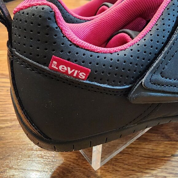 NWOT Women's Size 6.5 Levi’s Zeta UL Sneakers Black with Hot Pink Shoes - Picture 5 of 12